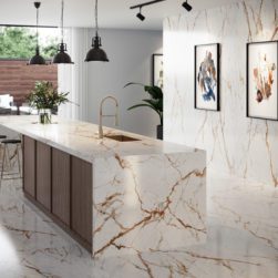 Cozinha com Dekton Onirika Awake aplicado a bancada, piso e parede