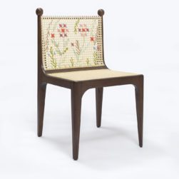 Cadeira Oscarina, assinada por Linda Martins, com bordado da artesã Maria da Conceição