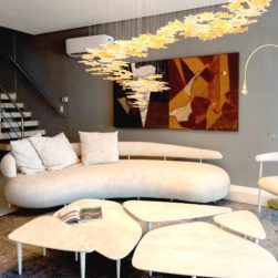 Móveis da Klie em exposição na Boutique dos Lustres, em Porto Alegre | Foto: Desirée Ferreira