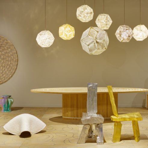 Ambiente da galeria FUMI, na Design Miami, com destaque para as cadeiras de Max Lamb | Foto: Reprodução @designmiami