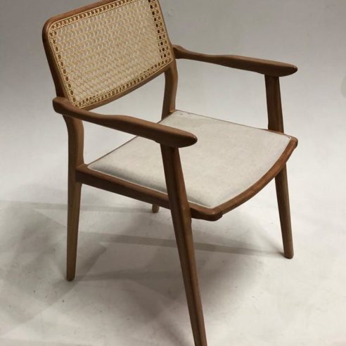 Cadeira Laura, design de Tadeu Paisan para Bazzi do D&D Shopping