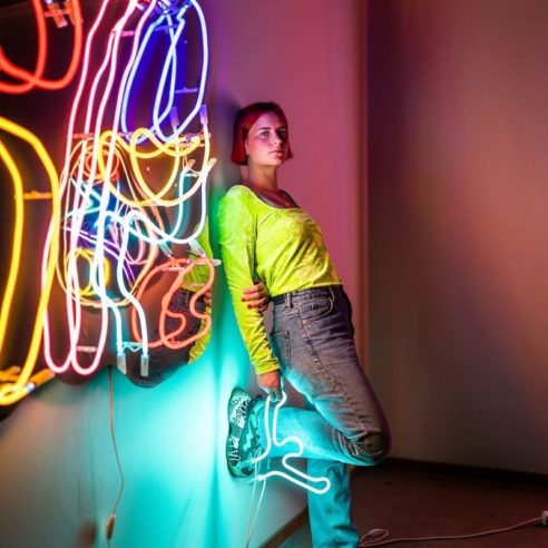 Instalação luminosa, do projeto feminista Misschiefs, criada pela artista e designer sueca Lotta Lampa Week | Foto: Divulgação/ Stockholmsmässan