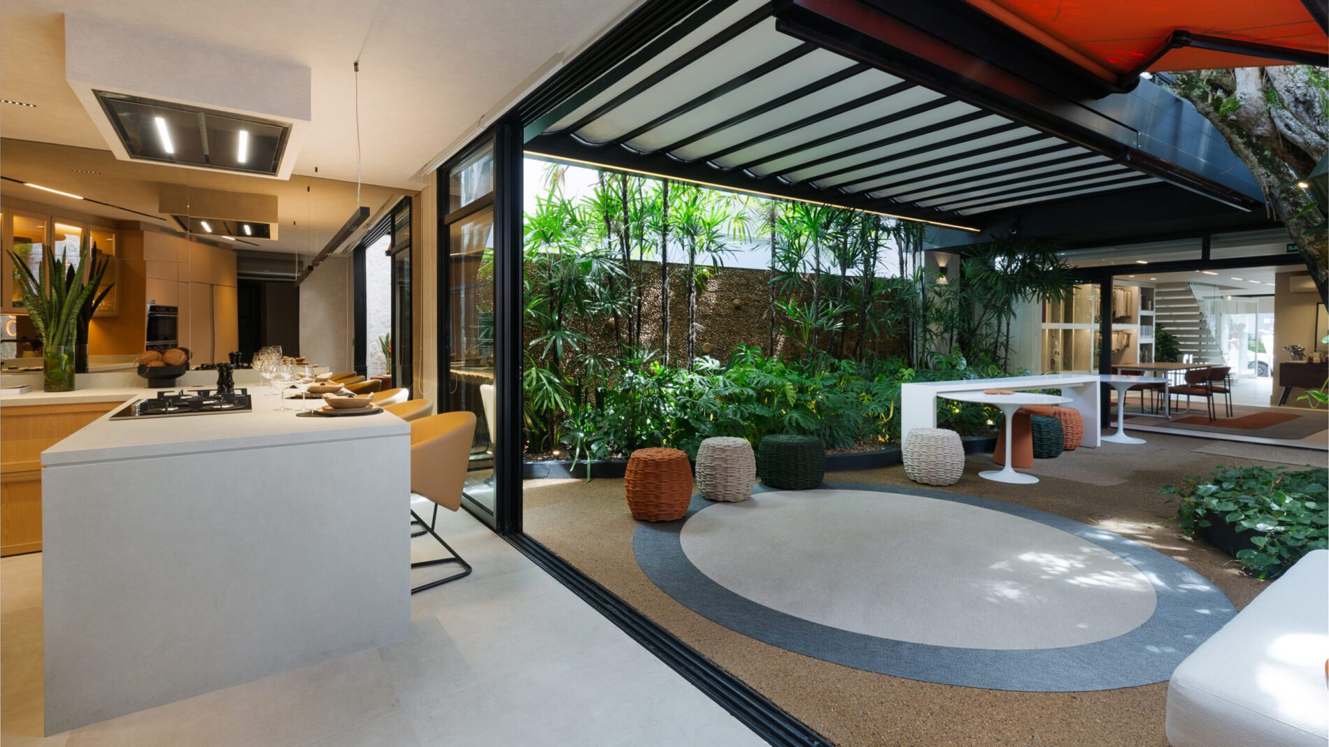 O novo showroom da Uniflex Gabriel fica em uma casa projetada nos anos 1950 pelo arquiteto modernista David Libeskind, com layout assinado pelos arquitetos Bel Lobo e Bob Néri, do escritório Be.Bo.Etc | Foto: Divulgação