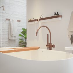 Os produtos DocolTwist são fabricados em Neoclast e exibem detalhes de latão tonalizado. O design refinado da linha encontra a companhia perfeita nas banheiras de imersão DocolJoy, também feitas de Neoclast. | Foto: Divulgação