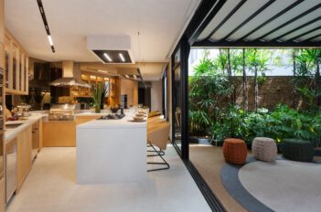 O novo showroom da Uniflex Gabriel fica em uma casa projetada nos anos 1950 pelo arquiteto modernista David Libeskind, com layout assinado pelos arquitetos Bel Lobo e Bob Néri, do escritório Be.Bo.Etc | Foto: Divulgação