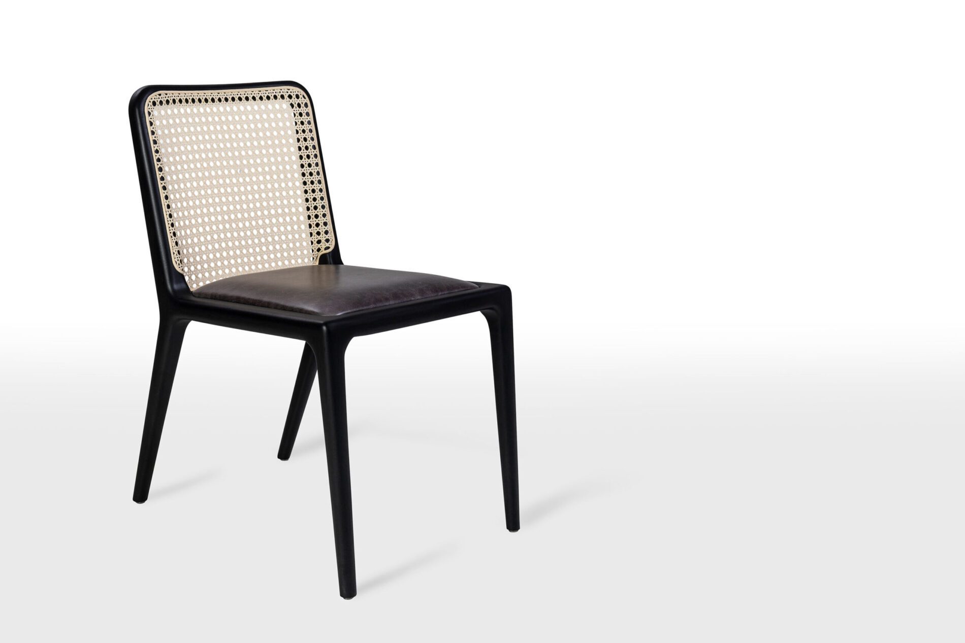 Cadeira Brás, em madeira e palhinha, assinada Design Studio 3955, de Giorgio Bonaguro, para a Arti | Foto: Divulgação