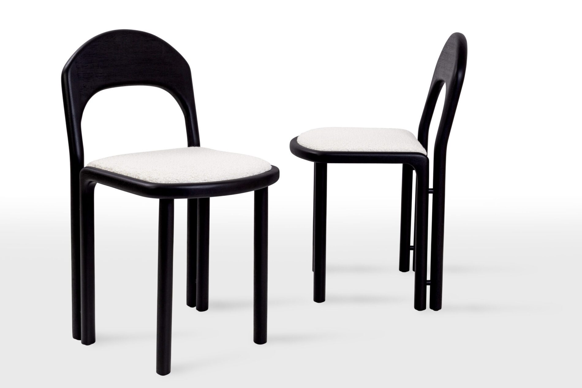Cadeira Dueto é minimalista, tem curvas trabalhadas e toca minimamente o chão | Foto: Divulgação
