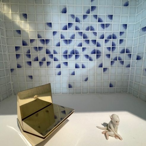 Cadeira de Ronald Sasson e azulejos Helena Leopardi na Exposicao O que você quer ser quando crescer na Estar Móveis | Foto: Felipe Morozini