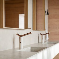 Monocomandos para banheiro da linha Naiade, com perfil escultural