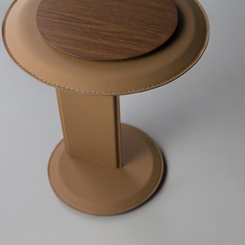 A mesa lateral Danz, projetada pelo Estúdio Doimo, tem corpo revestido de couro | Foto: Divulgação