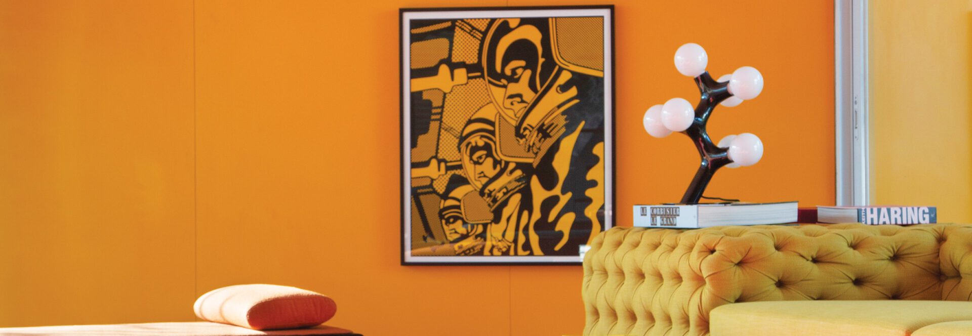 Os tons intensos da cartela da Formica valorizam as peças de design e as obras de arte da casa. | Foto: Divulgação