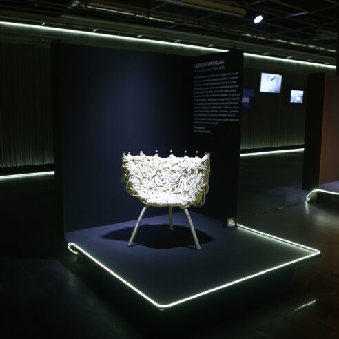Protótipo da cadeira Vermelha, dos irmãos Campana, compõe a exposição no Lar Center