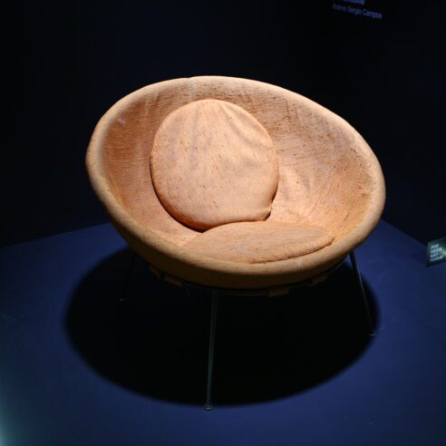 Bowl Chair, assinada pela arquiteta Lina Bo Bardi, em um de seus primeiros protótipos