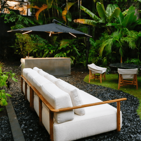 O jardim da Externa é um oásis inspirado na Mata Atlântica, perfeito para ambientar sua coleção de mobiliário outdoor | Foto: Divulgação