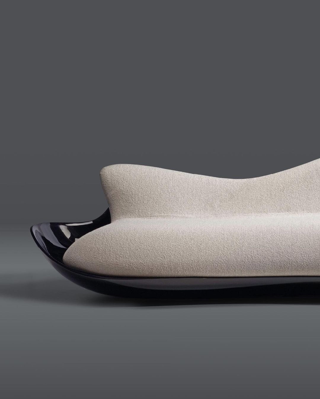 Sofá Plush desenhado pela arquiteta Zaha Hadid e produzido pela Sawaya&Moroni | Foto: Reprodução @zahahadiddesign