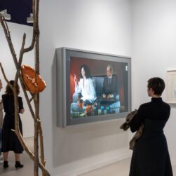Visitante observa obra da Marian Goodman Gallery na Paris+ par Art Basel 2022 | Foto: Courtesy of Paris+ par Art Basel