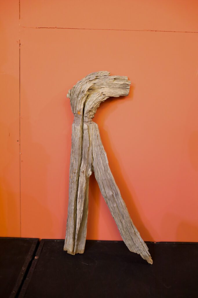Uma das esculturas em madeira morta do mestre Zé Bezerra e que preserva muito de suas características rústicas e naturais | Foto: Gleyson Ramos