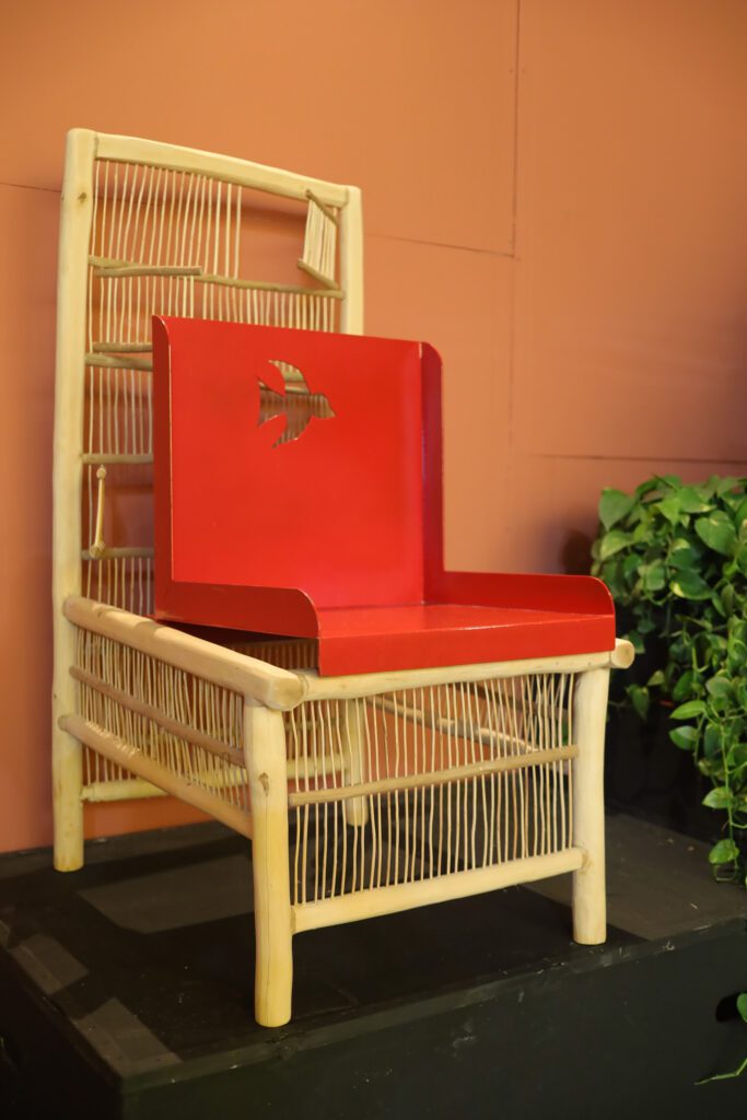 A cadeira Avoar (à dir.), do designer Fabio Melo partilha o espaço com obras do mestre Zé Bezerra e da artista Iris Marcolino | Foto: Gleyson Ramos
