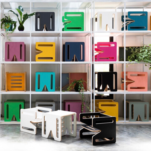Cadeiras Cubo, viram mesas e podem trazer cores diversas em sua estrutura feita com os laminados decorativos de  alta pressão da Formica | Foto: Reprodução @mariajoaquinamarcenaria