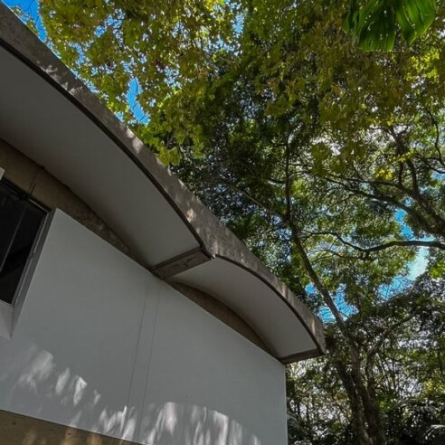 Casa Modernista que sedia a mostra da Milar, assinada pelos arquitteos de Eduardo de Almeida e Lélio Machado Reiner | Foto: Divulgação