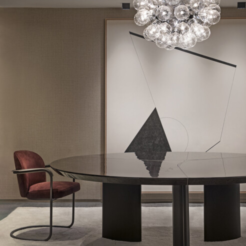Fabio Morozini imaginou uma área social, com lounge, jantar e adega, para a influencer Cinthya Marques, na Mostra Artefacto 2024 | Foto: MCA Estúdio