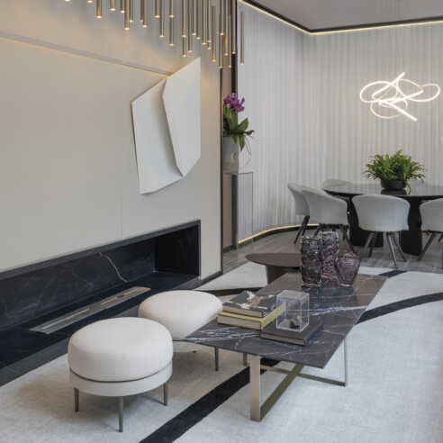 Roberta Zimmermann buscou referências na estilista Andrea Bogosian para imaginar um lounge com sala de jantar e bar, na Mostra Artefacto 2024 | Foto: Raphael Briest