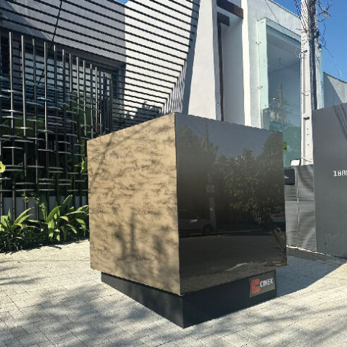 Instalação Cubo Viajante, em frente a flagship Cinex ARCH, na Alameda Gabriel, durante a DW! SP 2024 | Foto: Divulgação