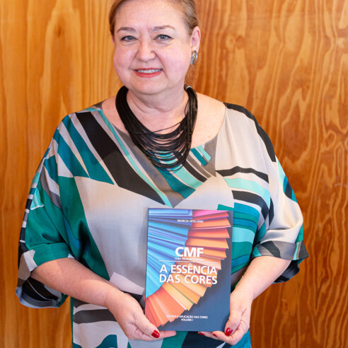 Marcia Holland e seu livro 'CFM, a Essência das Cores', a ser lançado no dia 16 de maio | Foto: Monique Araújo/ DW!