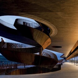 Vinícola Antinori, na Itália, com projeto do escritório italiano Archea Associati | Foto: Pietro Savorelli/ Divulgação