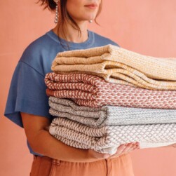 A Koord Tapetes cria peças únicas, artesanalmente, com algodão e fios reciclados de garrafas pet | Foto: Reprodução @koord___