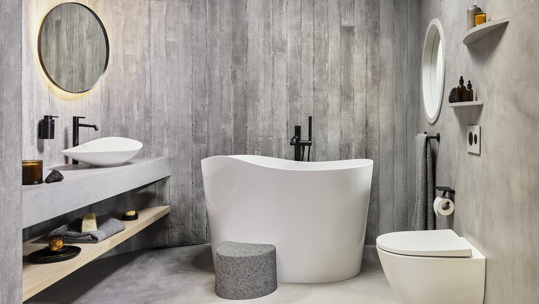 Curvas e assimetria presente na cuba de apoio e banheira de imersão Ohtake, assinadas por Rodrigo Ohtake para a Roca I Foto: Ruy Teixeira/ Divulgação