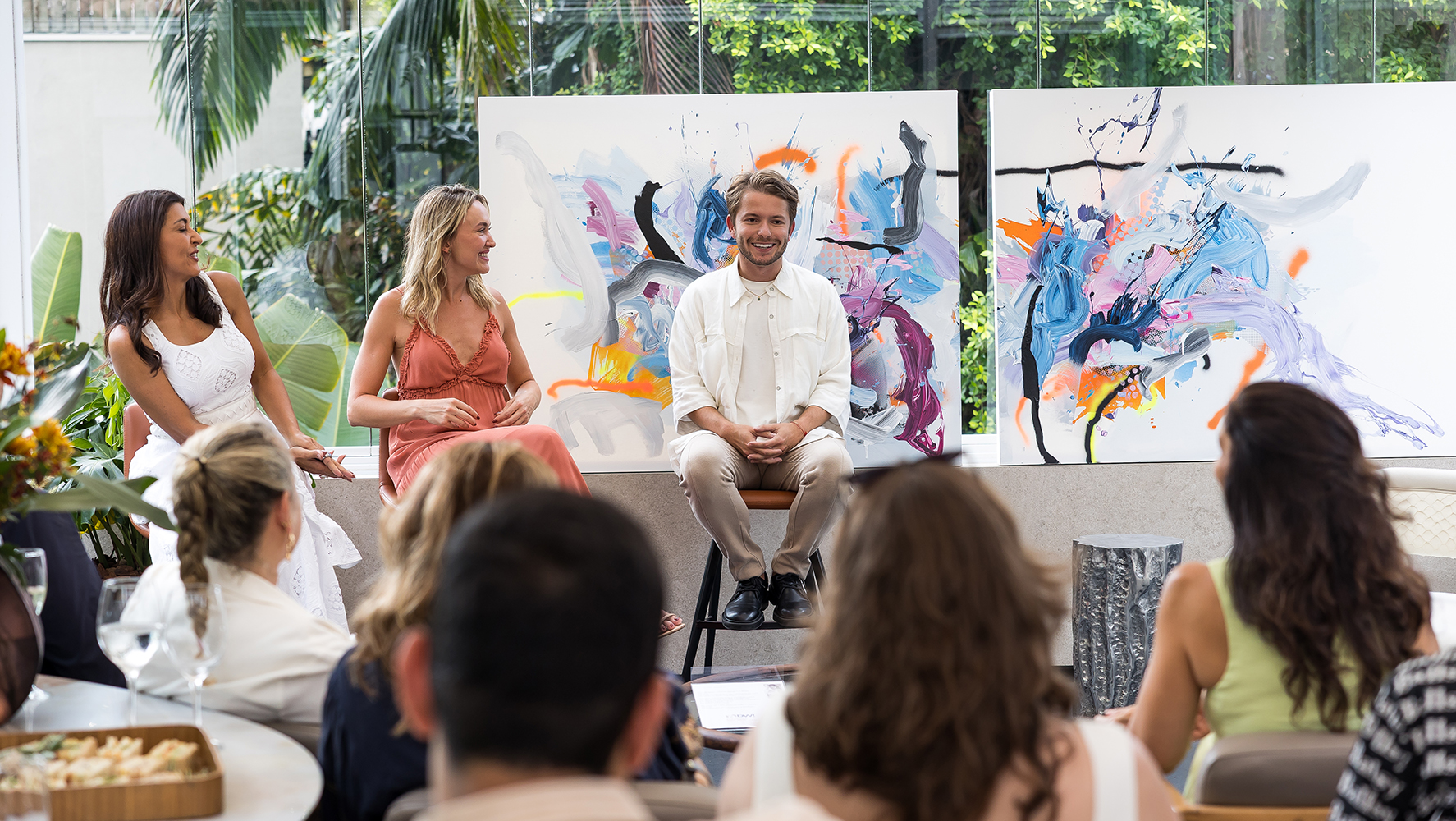 Os designers Aline Bergson, Mariana Monnerat e Victor Niskier falam com convidados na Mais Finishings, durante o festival | Foto: Fabiano Sanches/ DW!