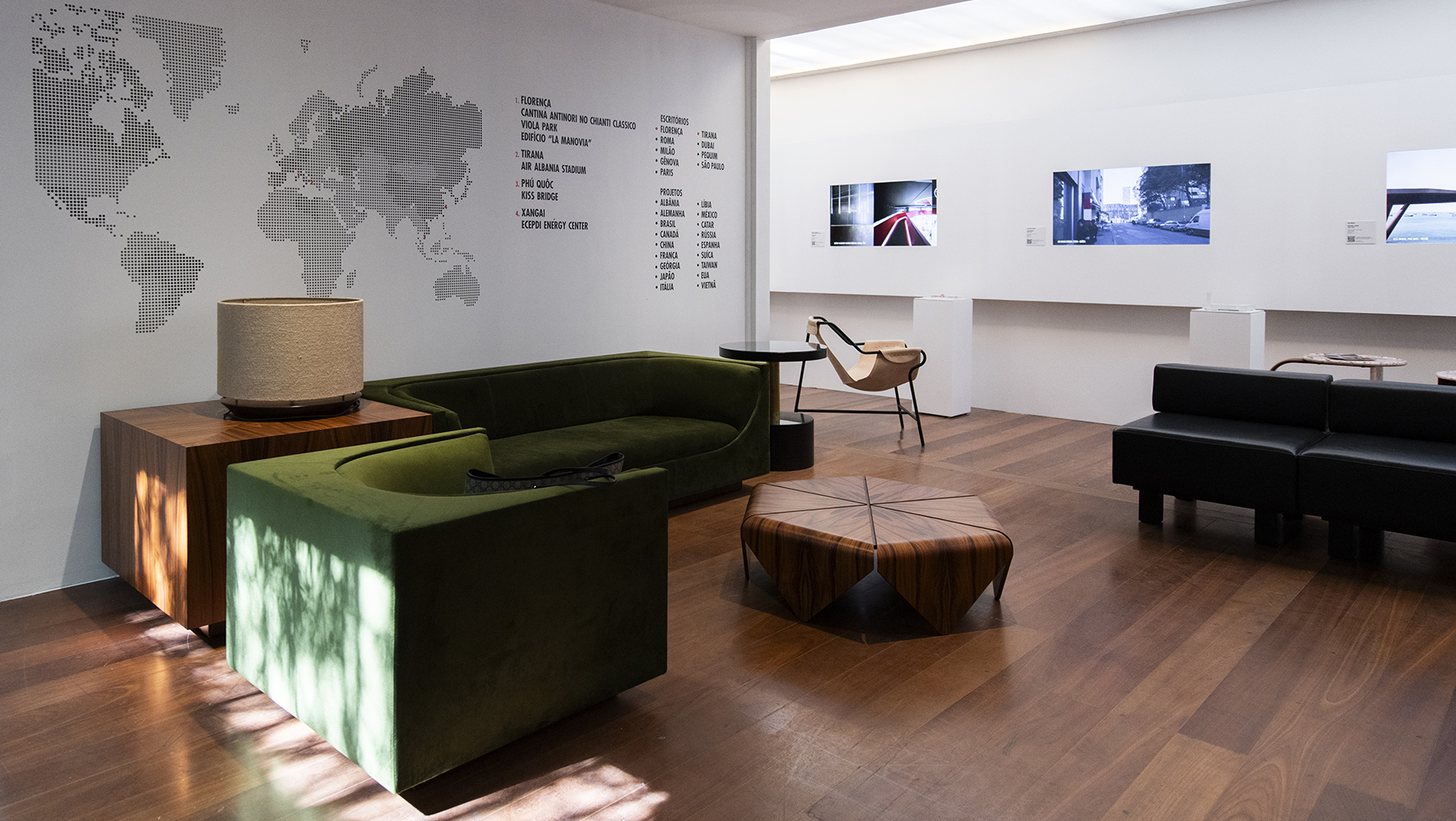 Exposição 'Tributo: a Arquitetura como Forma de Diálogo', uma parceria entre a ETEL e o escritório de arquitetura Marco Casamonti / Archea Associati, durante a DW!SP 2025 | Foto: Divulgação