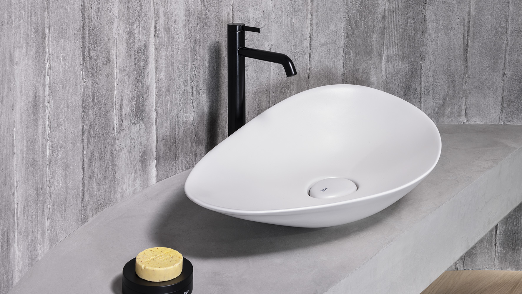 Cuba de apoio oval, assinada por Rodrigo Ohtake para a Roca l Foto: Ruy Teixeira/ Divulgação