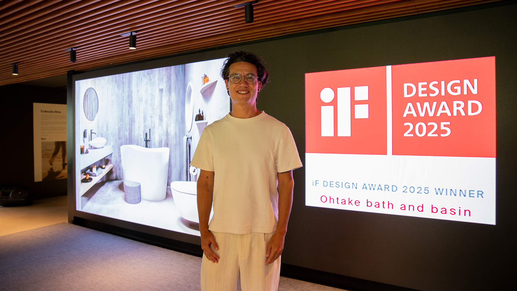 Durante o Roca Design Day Brasil, Rodrigo Ohtake recebe a notícia sobre o prêmio do iF Design Award 2025 l Foto: Jonatas Marques/ Divulgação