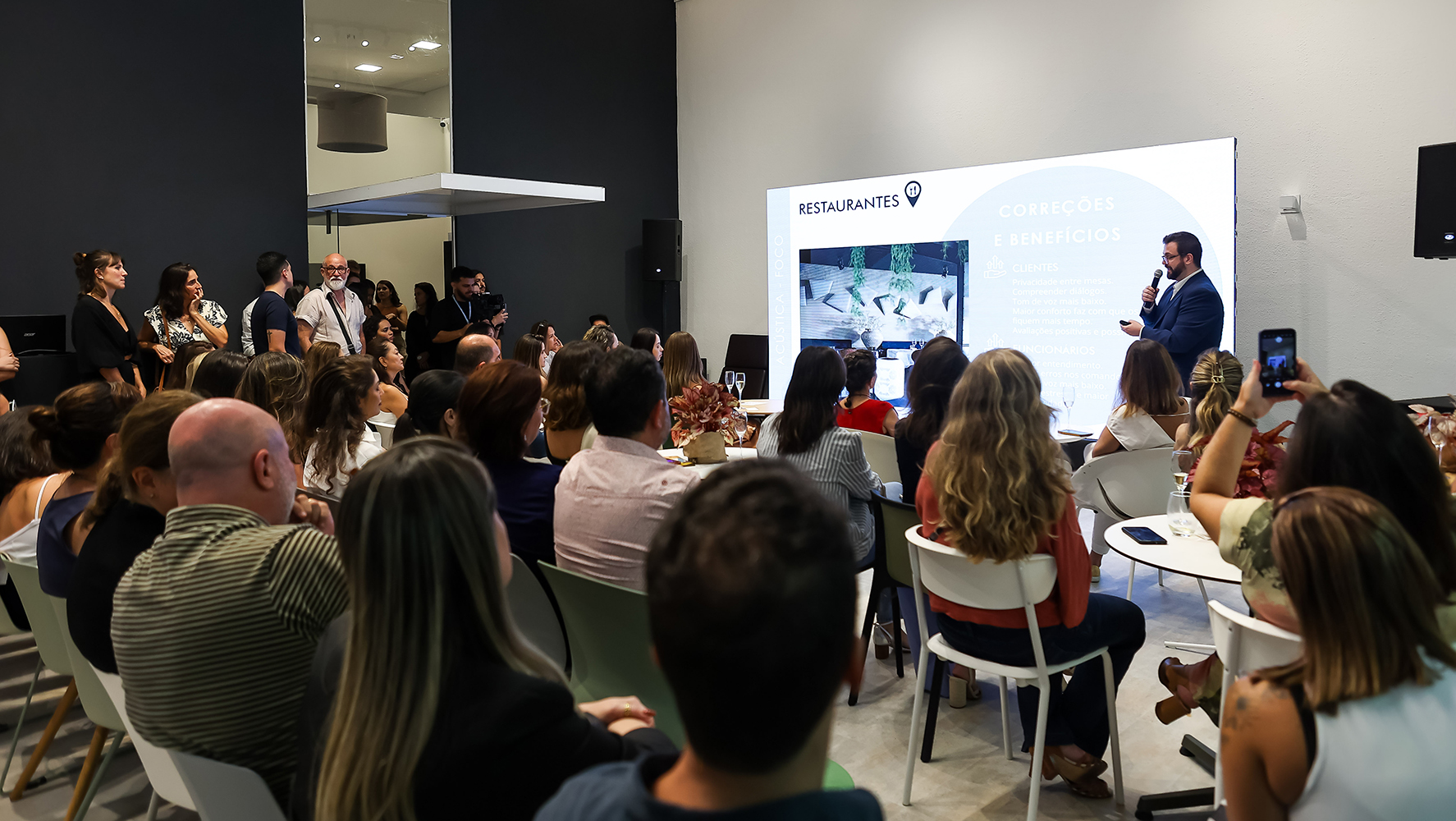 Publico prestigia uma das palestras promovidas pelo FKGrupo durante a edição 2024 da DW!SP | Foto: Fabiano Sanches/ DW!