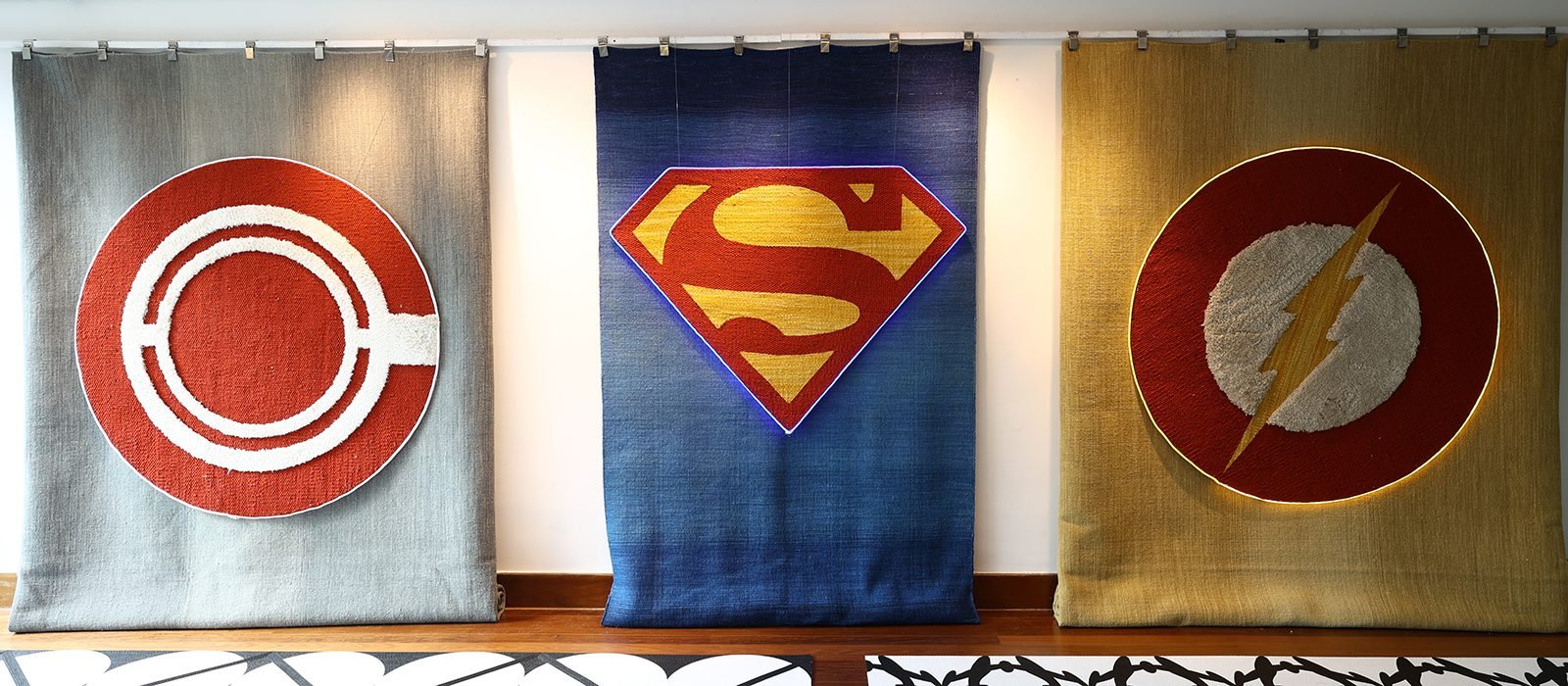 Collab entre a by Kamy e a Warner Bros. traz universo dos heróis DC para a tapeçaria | Foto: Fabiano Sanches/ DW!