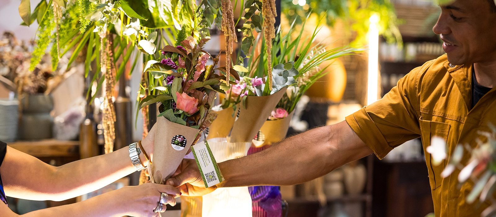 ‘Flower Bar’, na Galeria Botânica, celebrou o “fazer com as mãos”, o trabalho com produtores e a criação de arranjos | Foto: Fabiano Sanches/ DW!