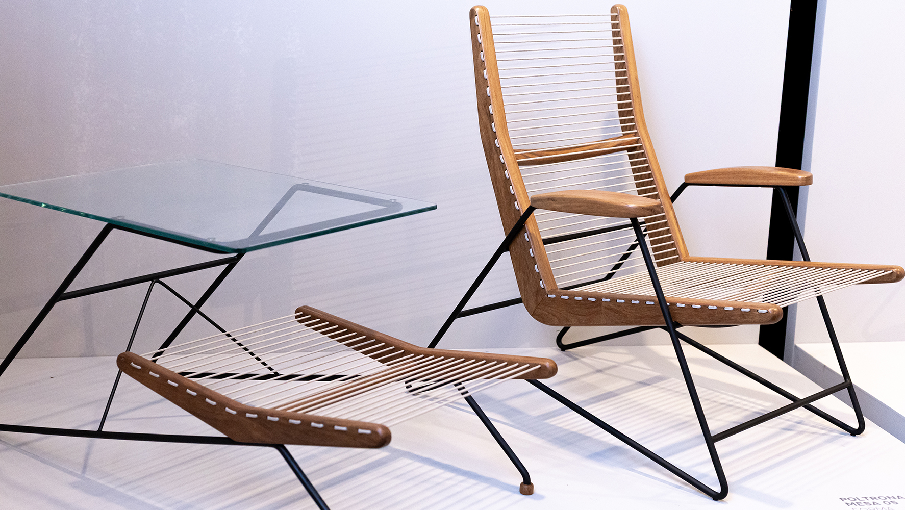 Mobiliário assinado por Carlo Hauner e Martin Eisler - da Forma - e por Pedro Useche foi destaque em mostra do Studio+, na Panamericana | Foto: Monique Araújo/ DW!