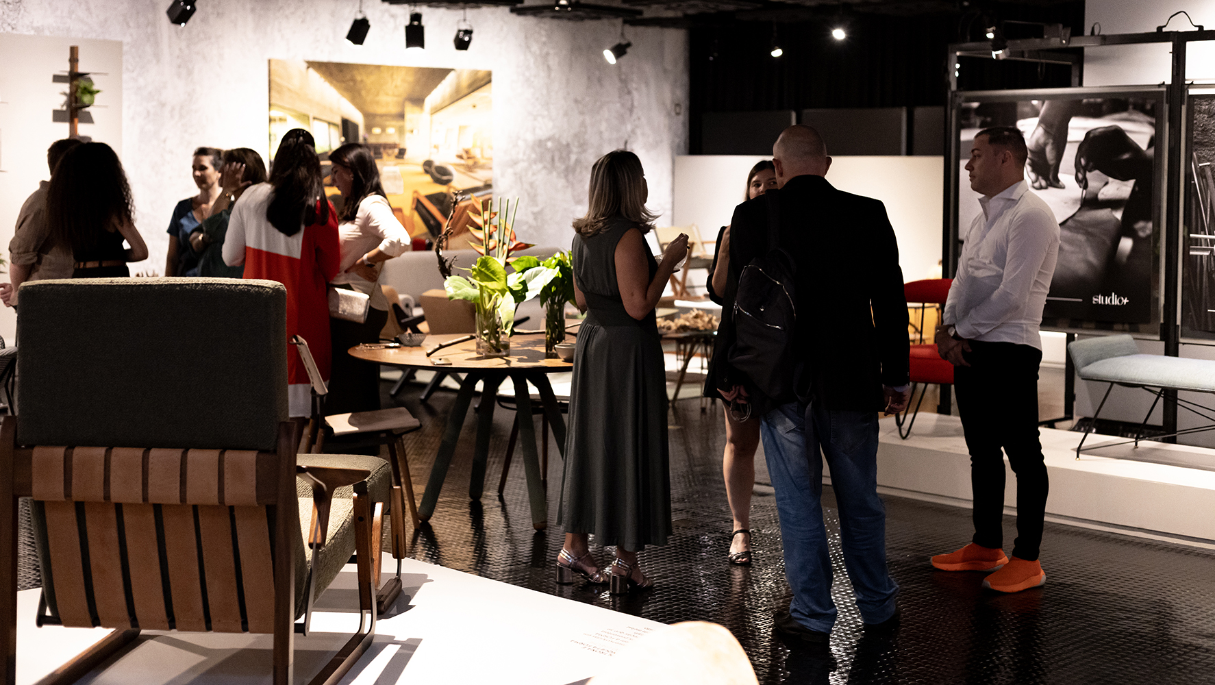 Mobiliário assinado por Carlo Hauner e Martin Eisler - da Forma - e por Pedro Useche foi destaque em mostra do Studio+, na Panamericana | Foto: Monique Araújo/ DW!