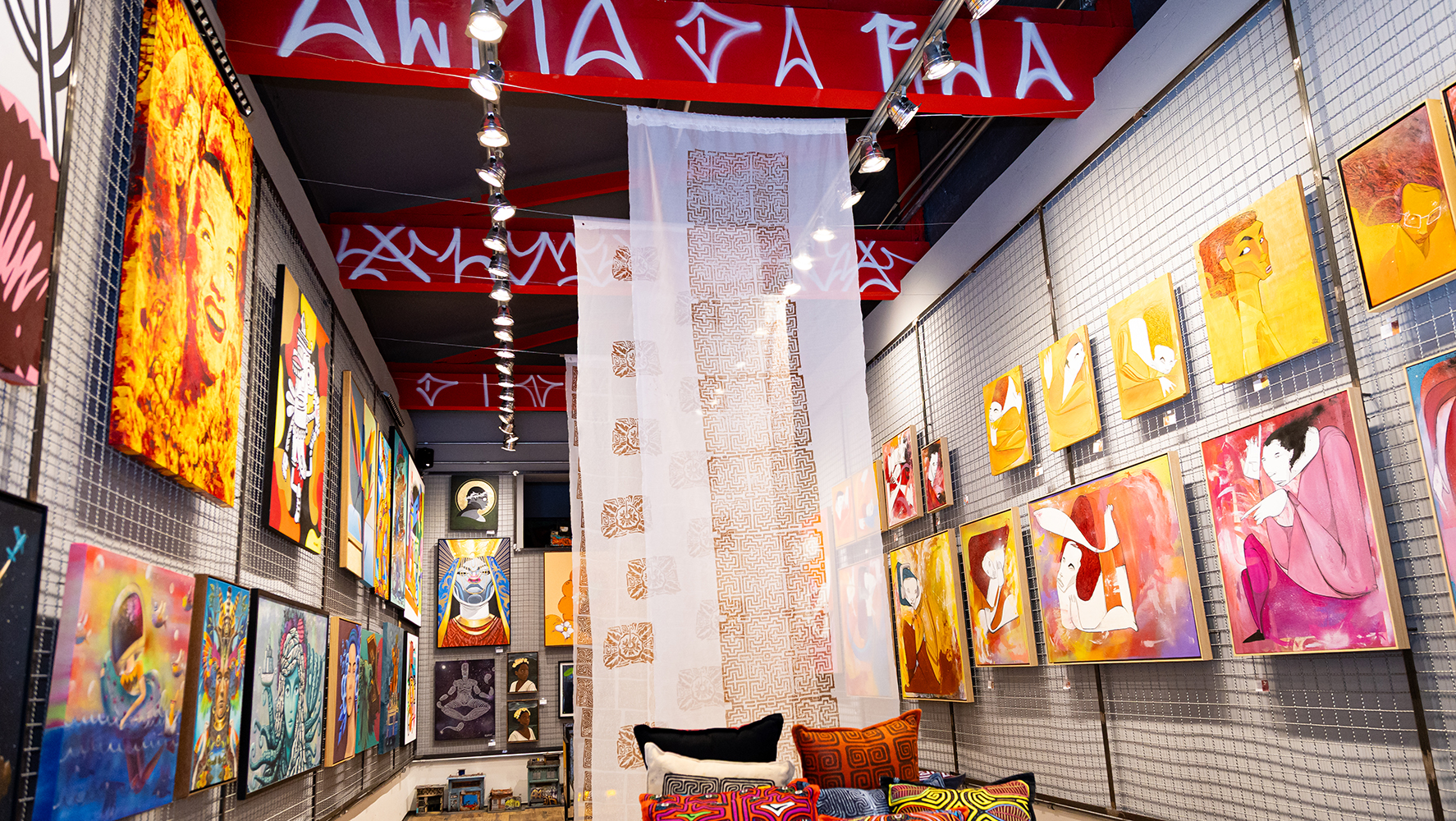 Mostra 'Caminhos Pretos' com obras da arquiteta, designer e artista afrolatina Michele Wharton e outros artistas negros, na Galeria Alma da Rua | Foto: Monique Araújo/ DW!