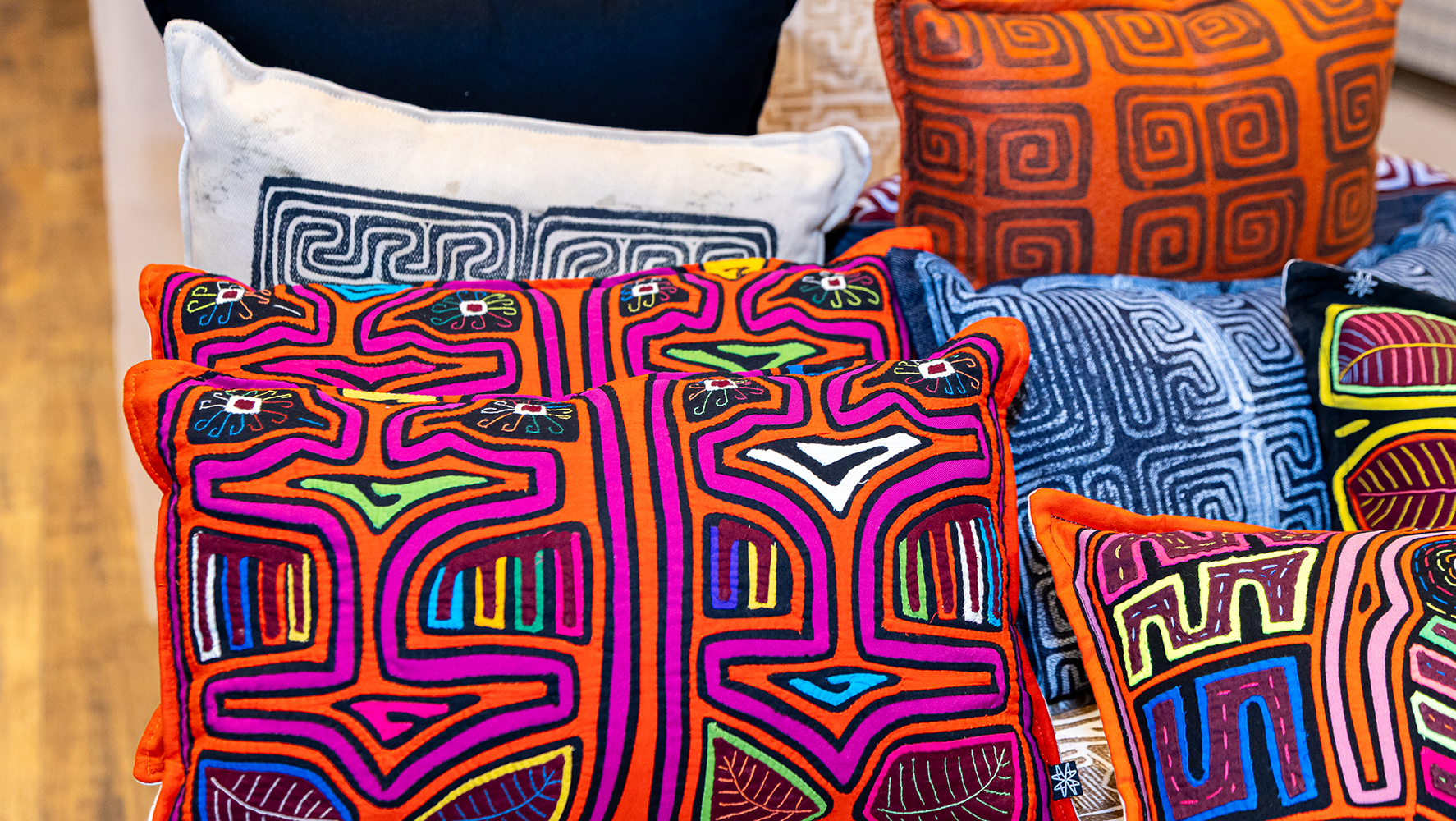 Mostra 'Caminhos Pretos' com obras da arquiteta, designer e artista afrolatina Michele Wharton e outros artistas negros, na Galeria Alma da Rua | Foto: Monique Araújo/ DW!