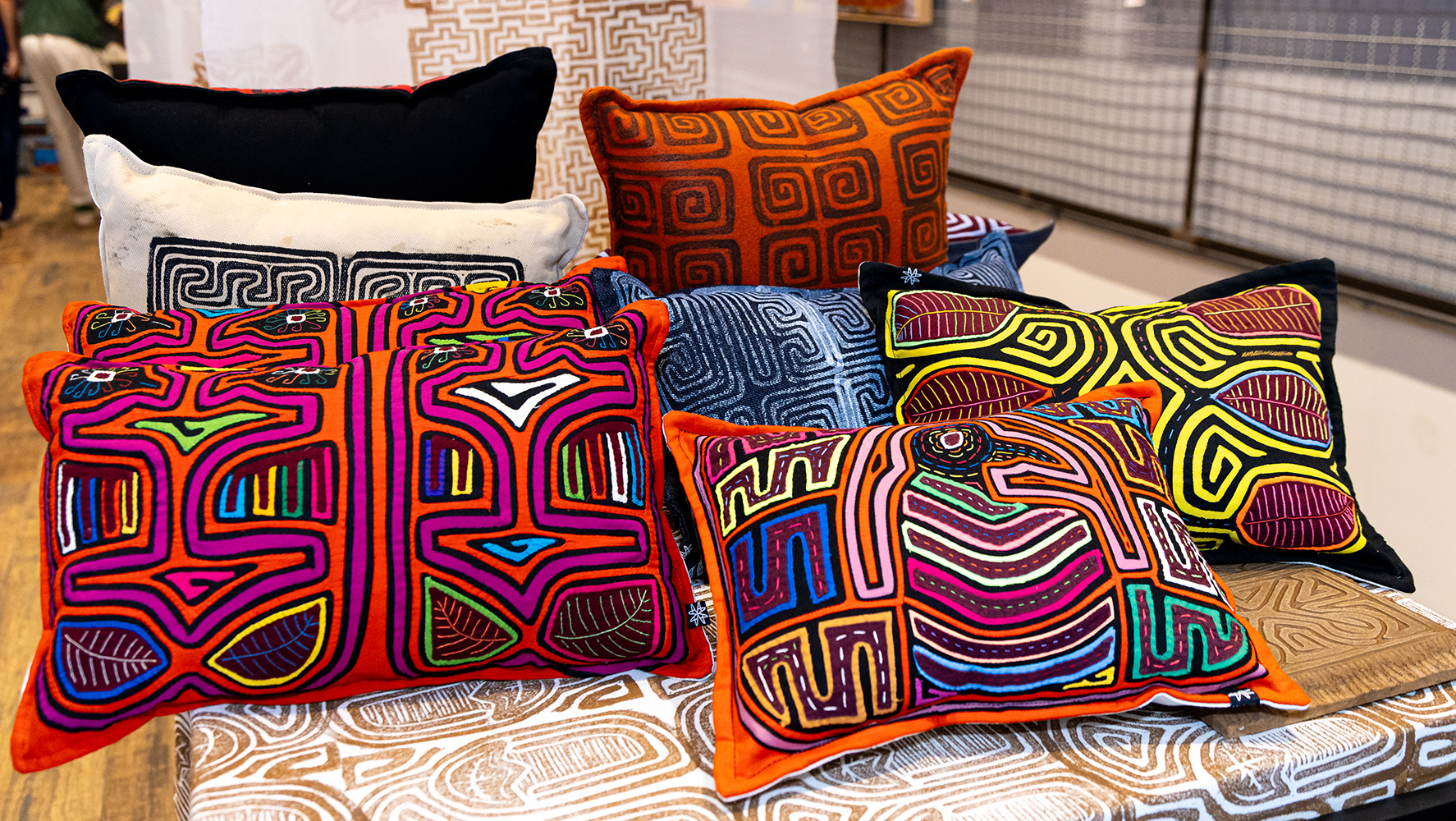 Mostra 'Caminhos Pretos' com obras da arquiteta, designer e artista afrolatina Michele Wharton e outros artistas negros, na Galeria Alma da Rua | Foto: Monique Araújo/ DW!