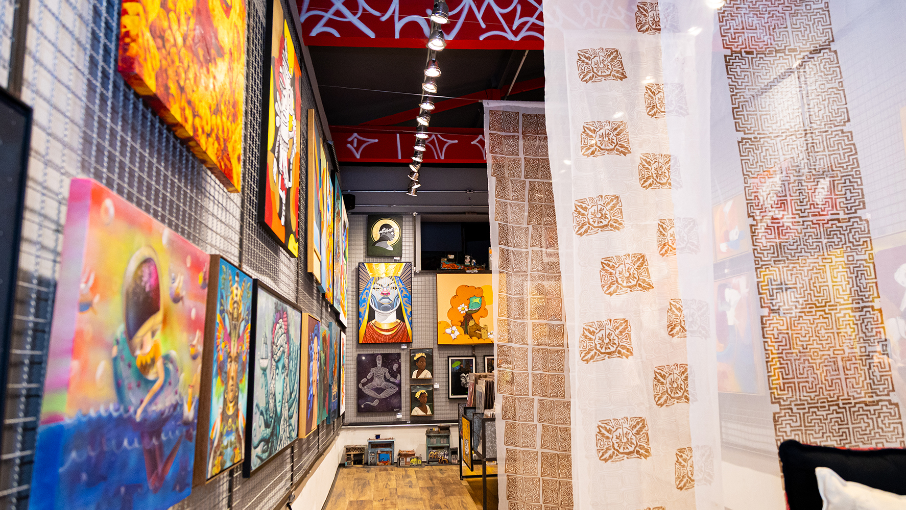 Mostra 'Caminhos Pretos' com obras da arquiteta, designer e artista afrolatina Michele Wharton e outros artistas negros, na Galeria Alma da Rua | Foto: Monique Araújo/ DW!