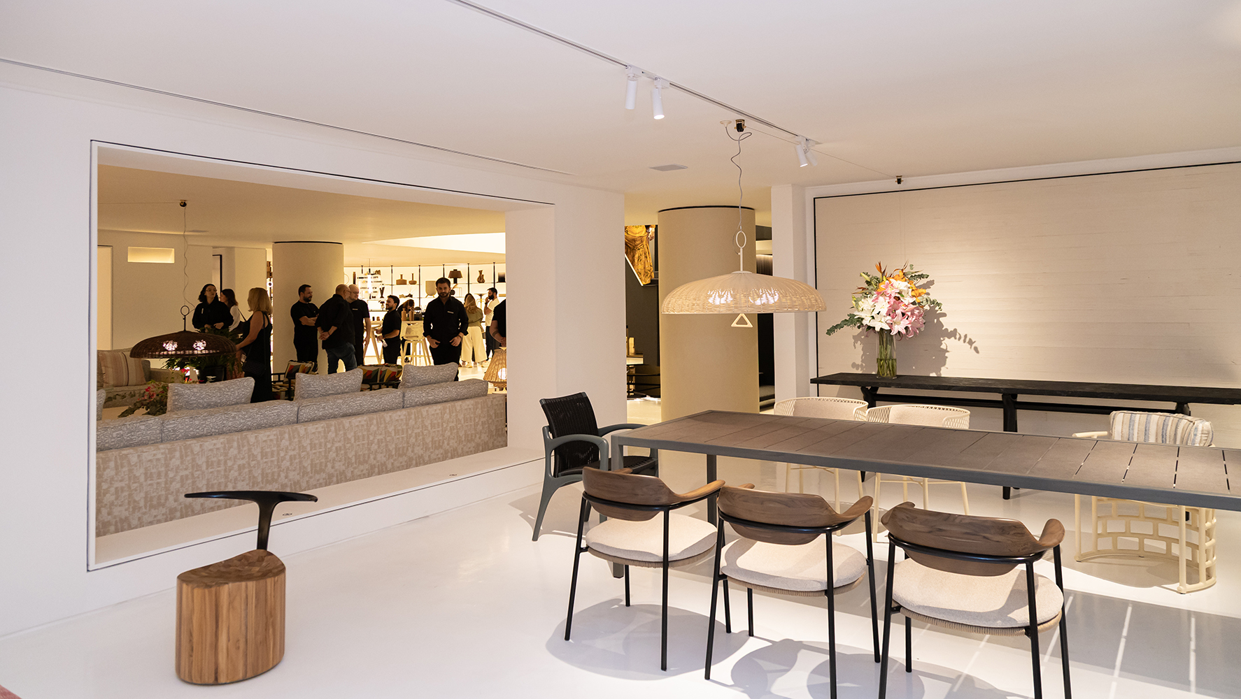 Showhouse jarderalmeida segue em cartaz até 03 de abril e contempla criações do designer em espaços ambientados | Foto: Monique Araújo/ DW!