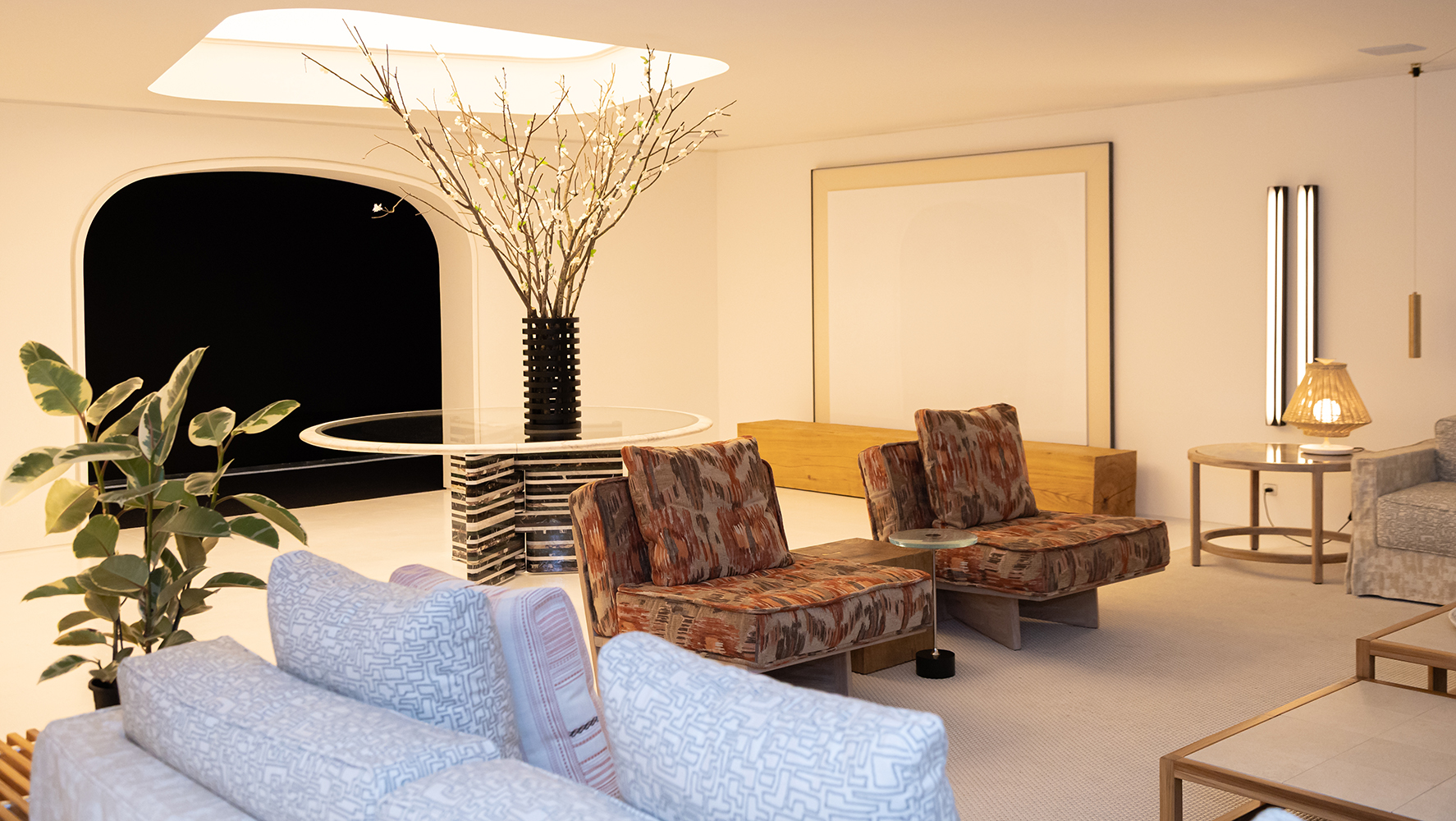 Showhouse jarderalmeida segue em cartaz até 03 de abril e contempla criações do designer em espaços ambientados | Foto: Monique Araújo/ DW!