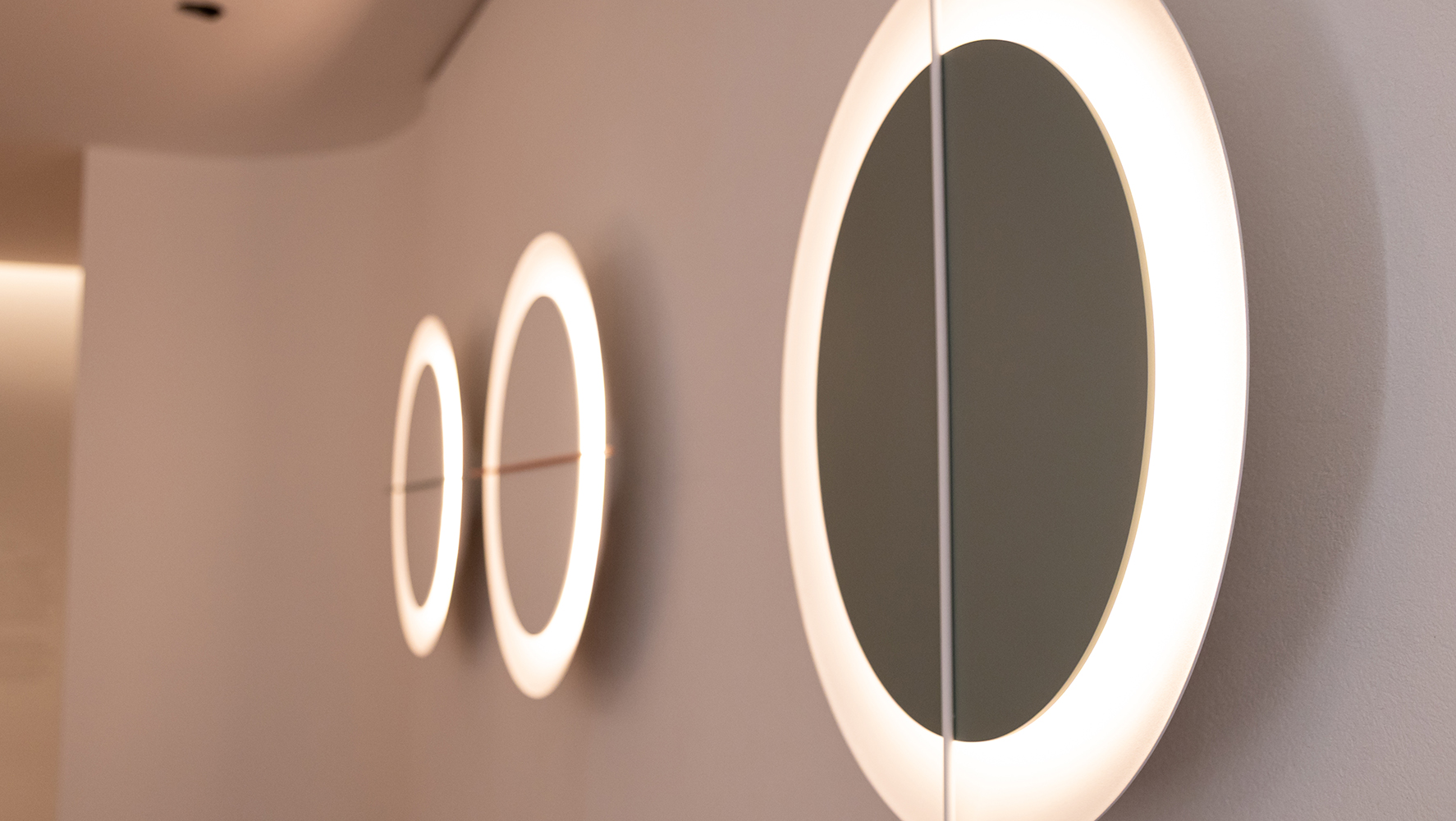 Arandelas Tempo, assinadas por Claudia Moreira Salles para a Lumini | Foto: Monique Araújo/ DW!