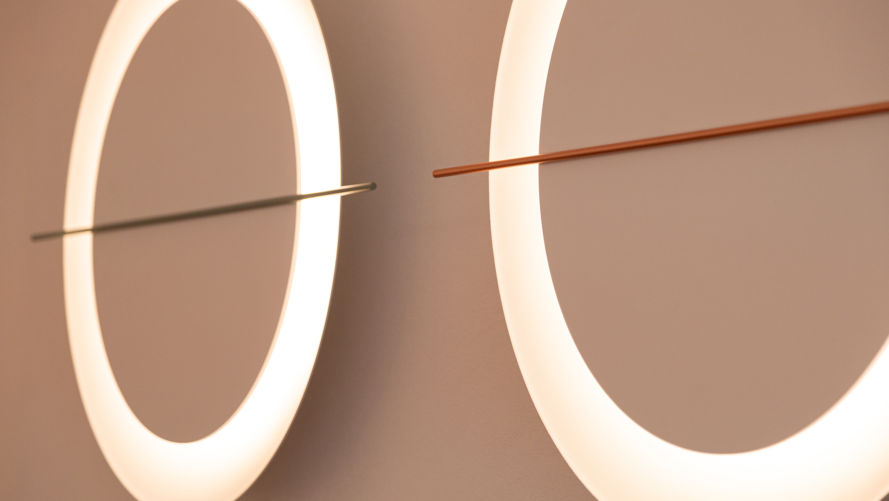 Arandelas Tempo, assinadas por Claudia Moreira Salles para a Lumini | Foto: Monique Araújo/ DW!