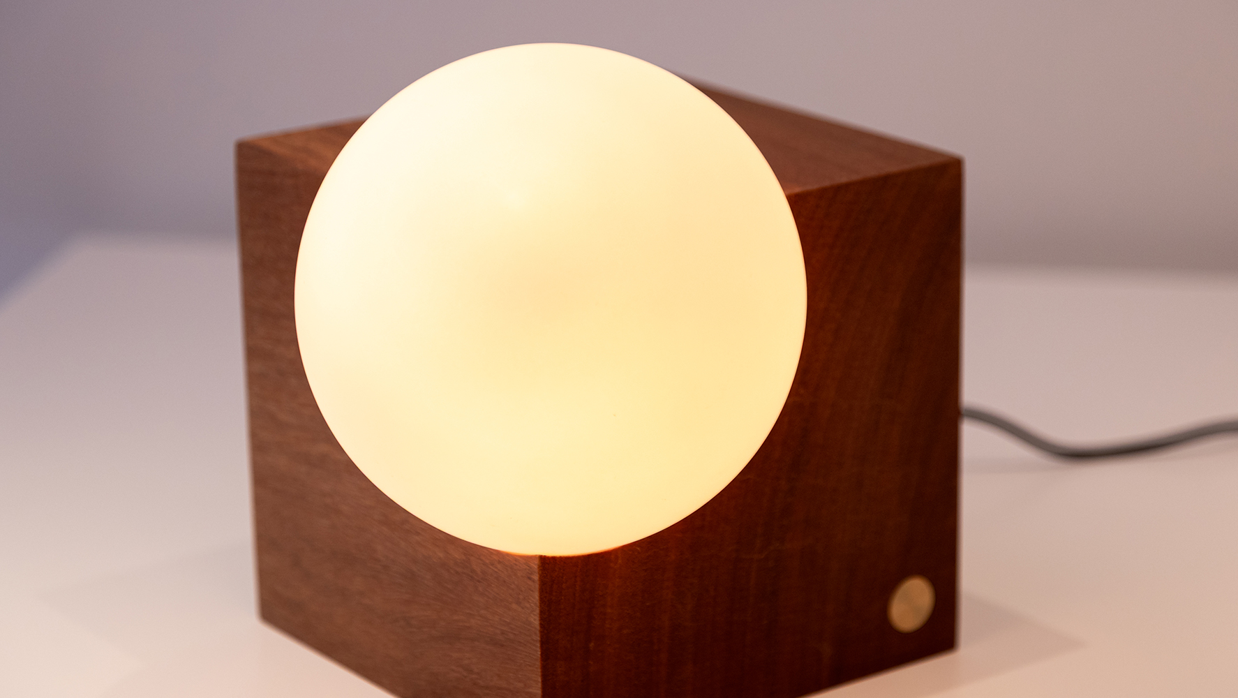 Luminária Ora Bolas 1, assinada por Fernando Prado para a Lumini | Foto: Monique Araújo/ DW!