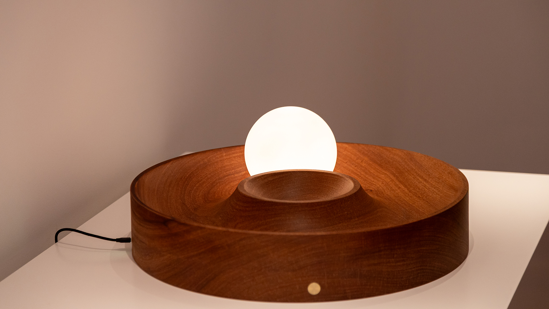 Luminária Ora Bolas 3, assinada por Fernando Prado para a Lumini | Foto: Monique Araújo/ DW!